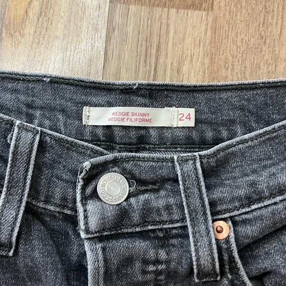 Wedgie Skinny Levi’s - Picture 3 of 4